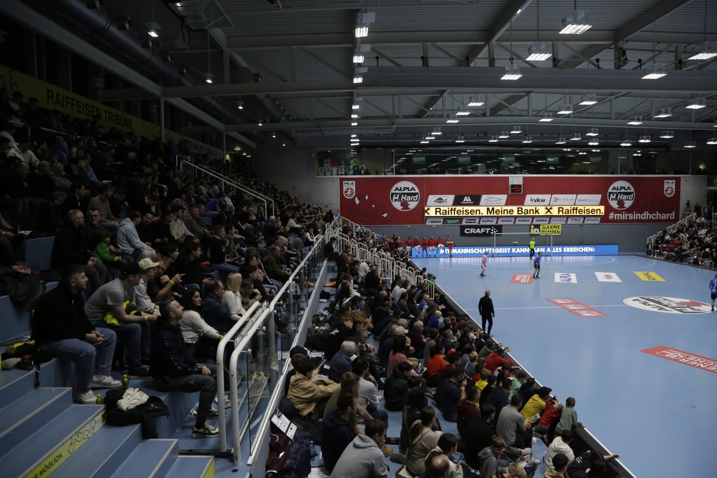 Publikum auf den Rängen der Sporthalle am See in Hard