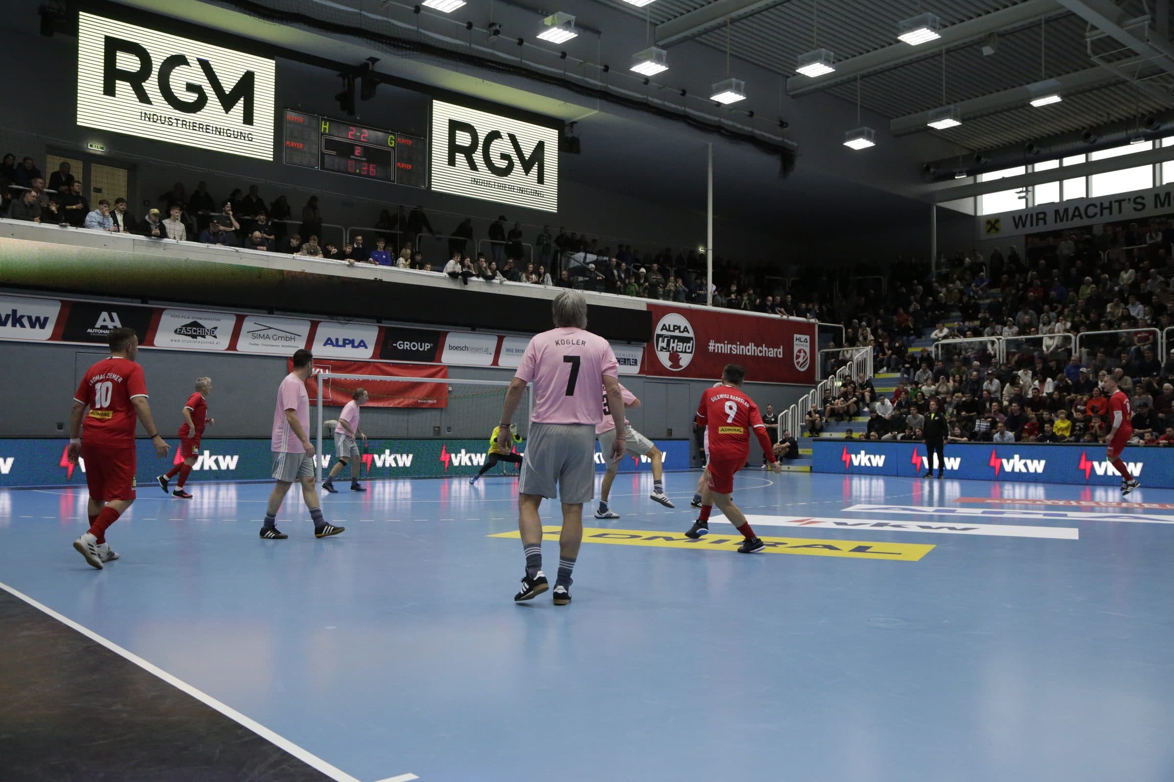 Volle Sporthalle am See beim Legendencup 2025