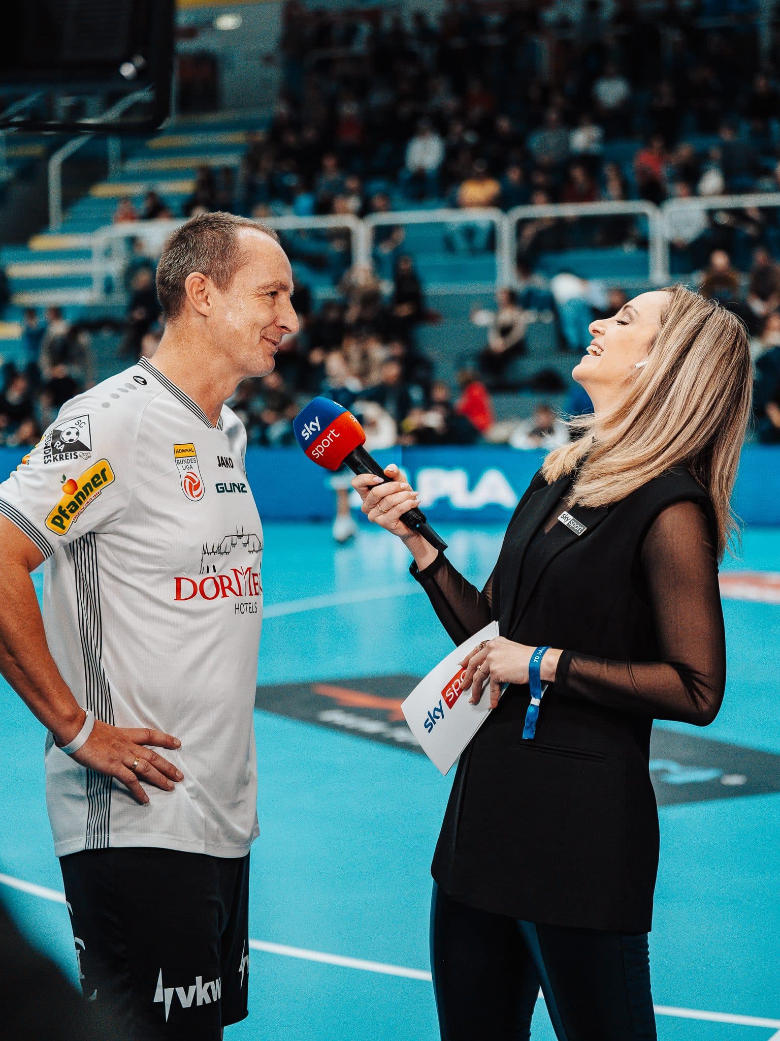 Spieler im Interview am Spielfeldrand beim Legendencup 2025