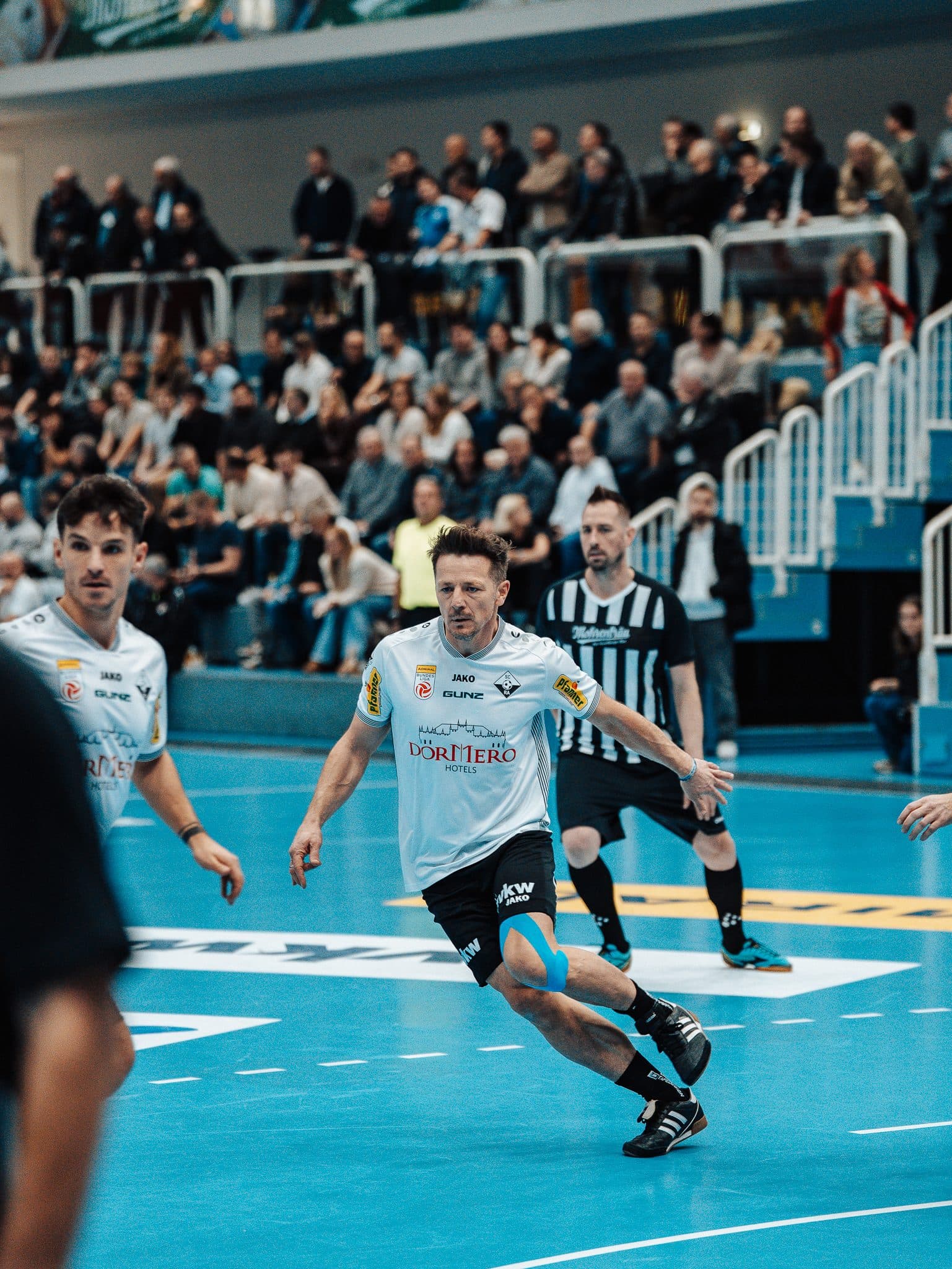 Spieler am Ball vor vollen Rängen beim Legendencup 2025