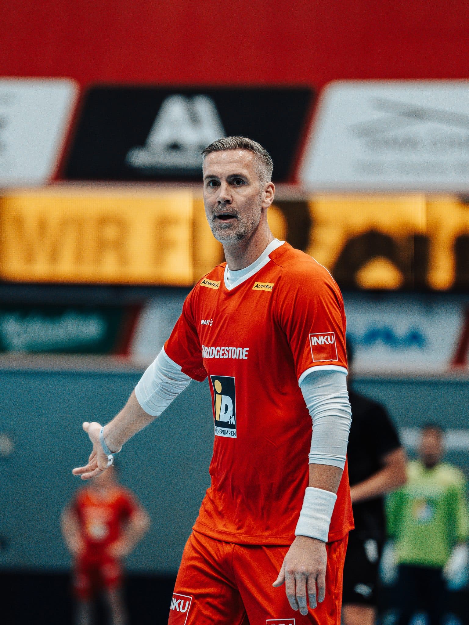 Spieler im orangen Trikot beim Legendencup 2025 in Hard