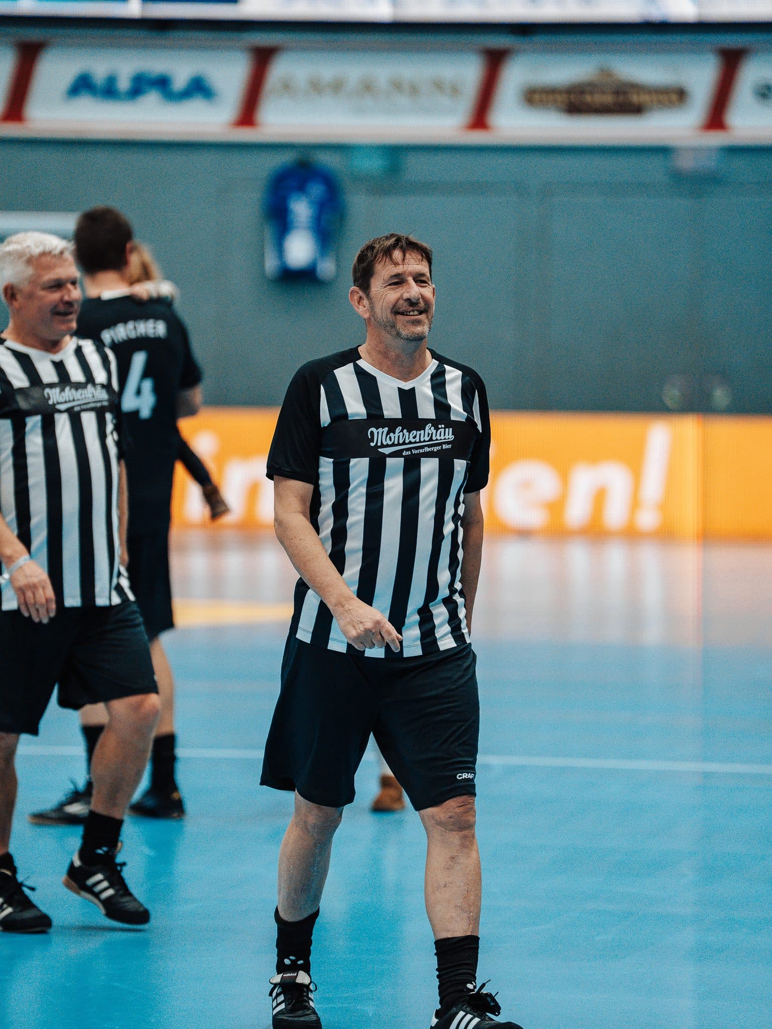 Spieler im gestreiften Trikot in der Sporthalle am See