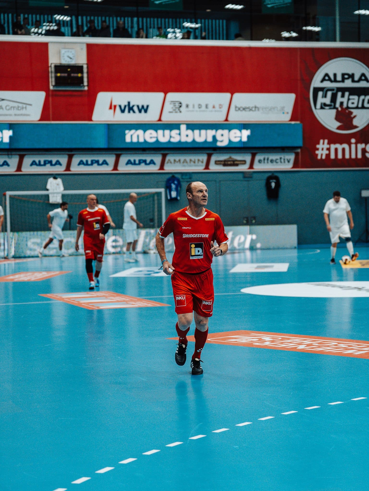 Spieler im roten Trikot vor der Bande beim Legendencup 2025