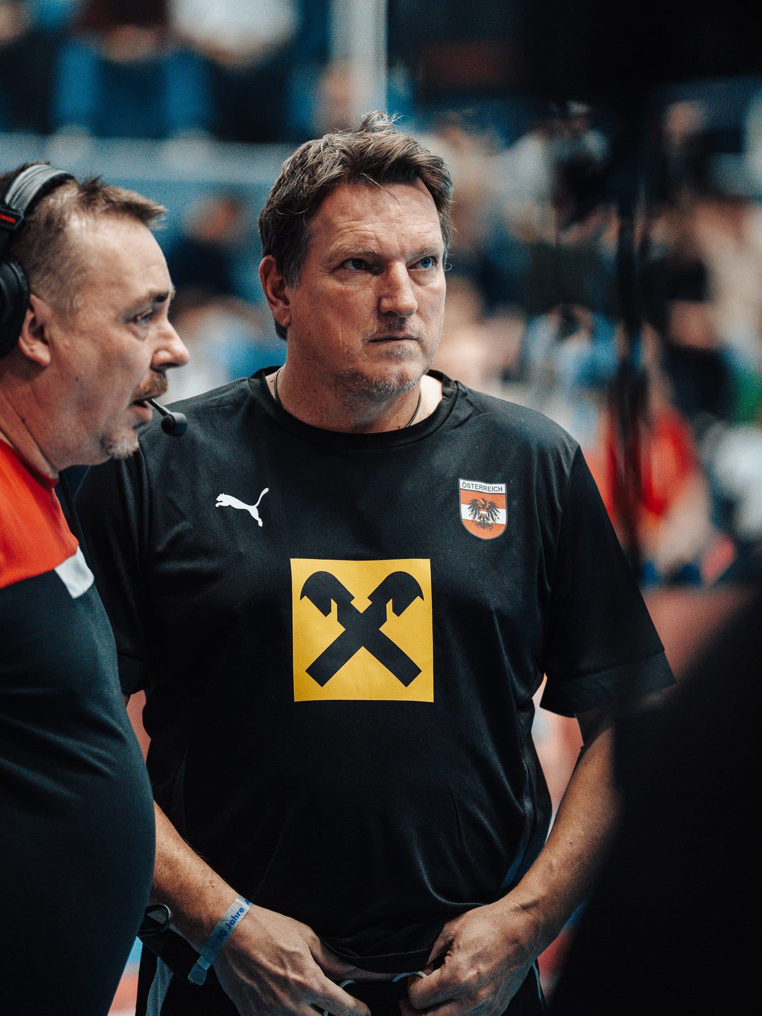 Trainer im Raiffeisen-Shirt am Spielfeldrand beim Legendencup 2025