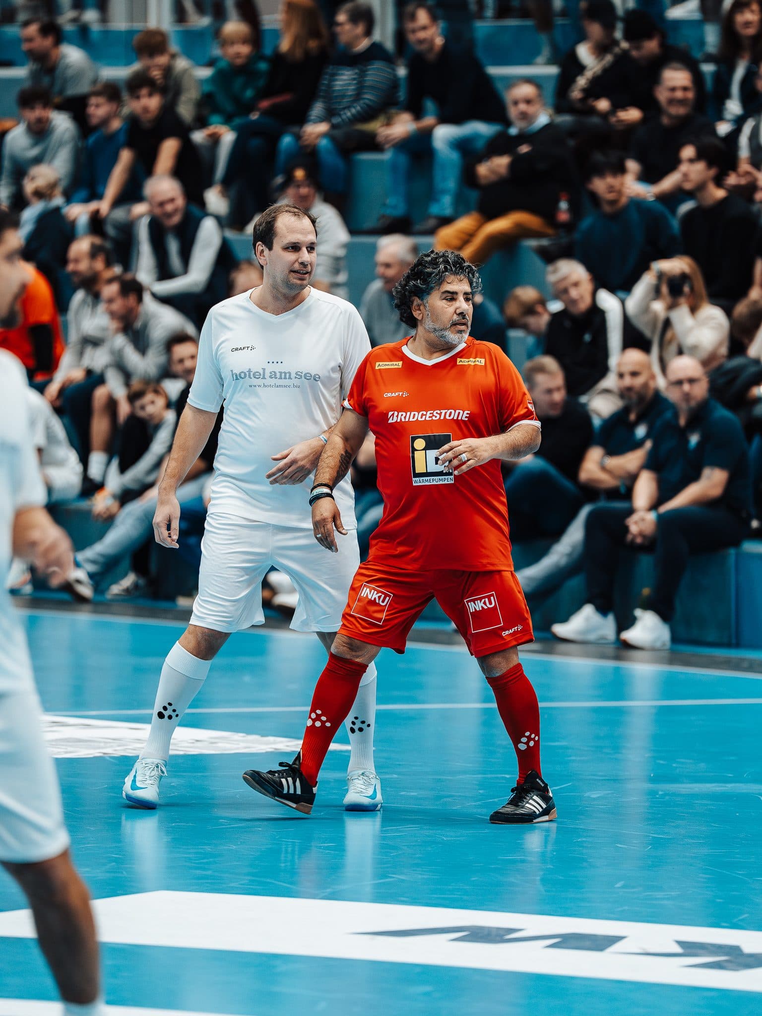 Zweikampf um den Ball beim Legendencup 2025